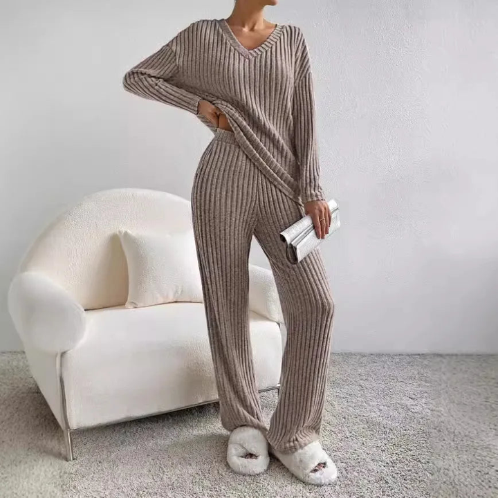 Élégant ensemble femme en maille douce. Pull col V et pantalon, parfait pour le loungewear chic.