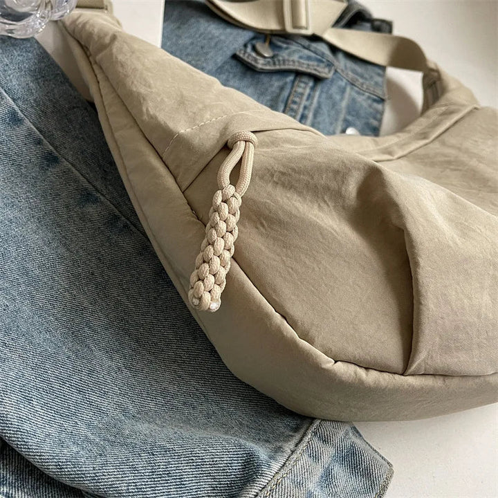Accessoire essentiel : sac banane femme oversize en nylon, parfait pour l'aventure urbaine.