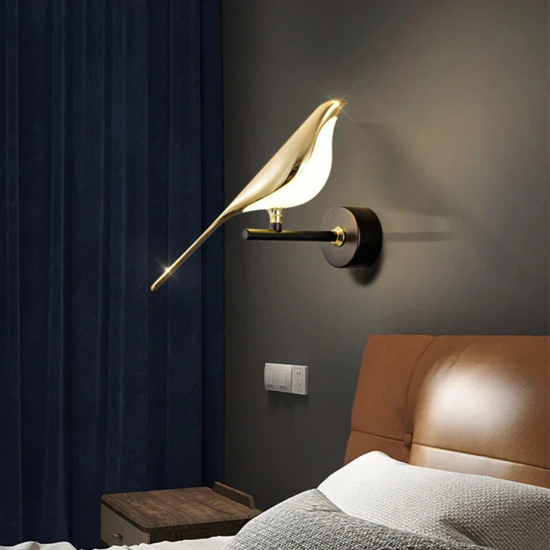 Applique LED moderne or en forme d'oiseau, diffuse une lumière douce pour chambre ou couloir.