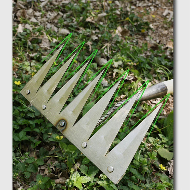 Manche ergonomique du scarificateur LuxHarrow, outil de jardinage résistant en acier inoxydable.