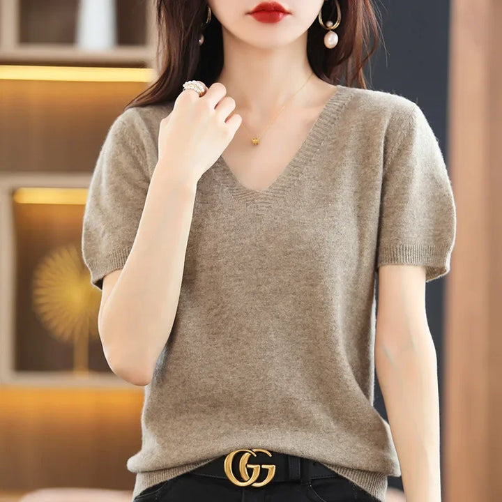 Un pull femme polyvalent col V, s'adaptant à divers styles. Élégant, confortable et moderne.