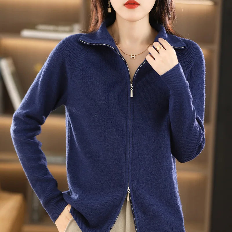 Cardigan femme moderne gris clair à double zip, confortable et polyvalent, idéal pour superposer des tenues.