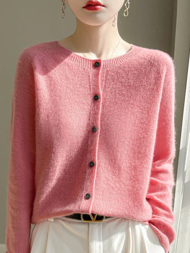 Veste cardigan femme, superposition confortable et stylée pour les fraîches soirées de printemps.