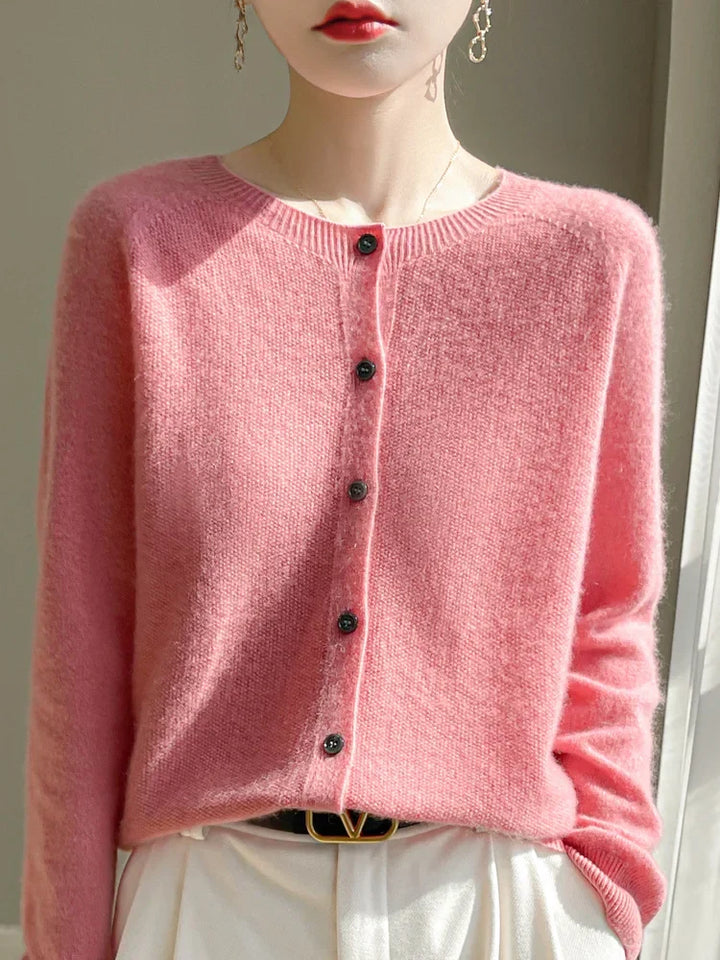 Veste cardigan femme, superposition confortable et stylée pour les fraîches soirées de printemps.