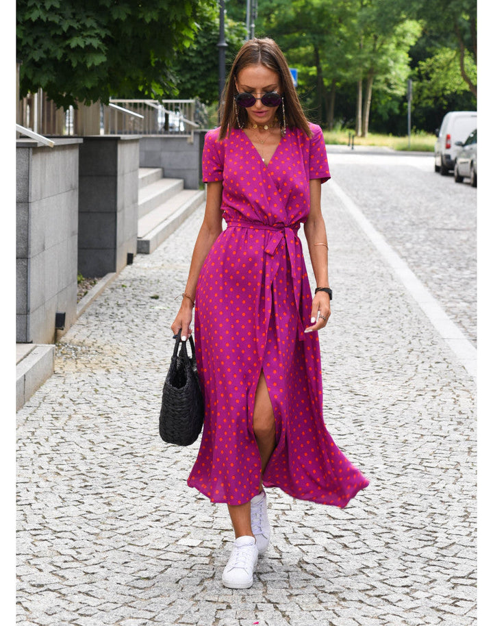 Robe d'été élégante et tendance pour femme, esprit bohème fluide, couleur vive, style estival.