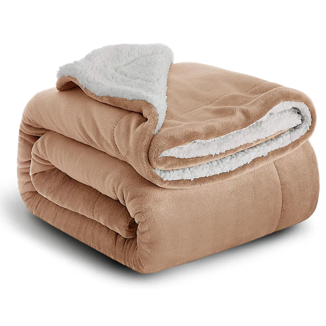 Couverture réversible sherpa douce pliée, prête à réchauffer votre intérieur avec confort.