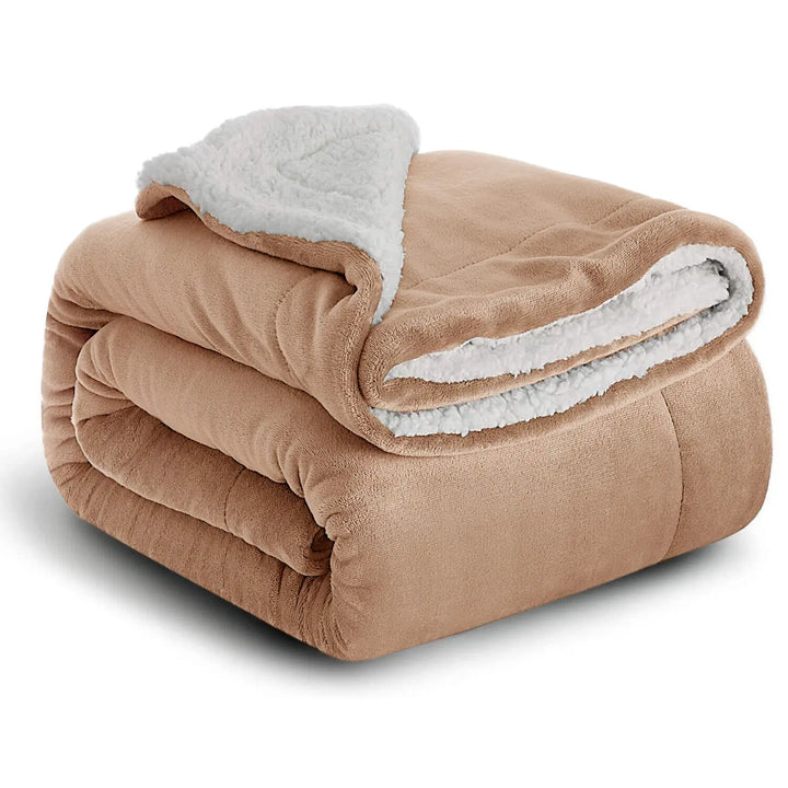 Couverture réversible sherpa douce pliée, prête à réchauffer votre intérieur avec confort.