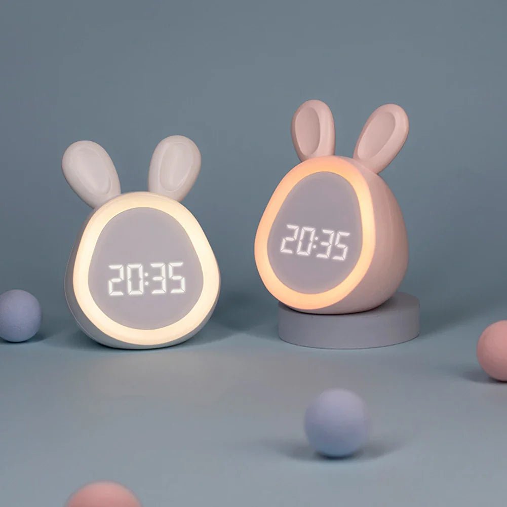 Réveil enfant en silicone doux, lapin avec veilleuse LED. Favorise l'autonomie et le sommeil paisible.