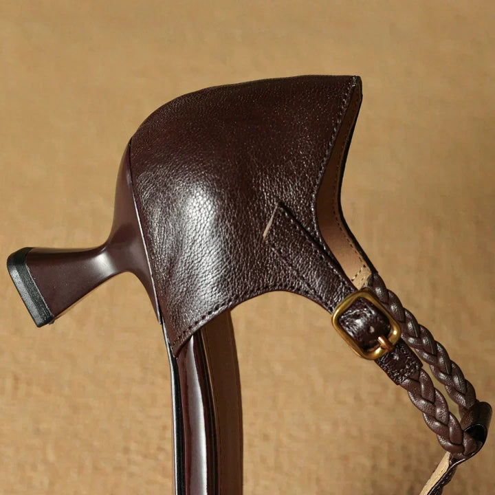 Sandales à talon fin pour femme. Brides tressées élégantes, parfaites pour compléter une tenue chic de soirée.