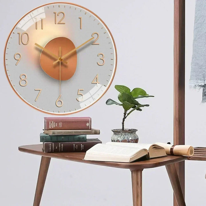 Décoration murale silencieuse: horloge classique blanche pour une ambiance sereine dans la maison.
