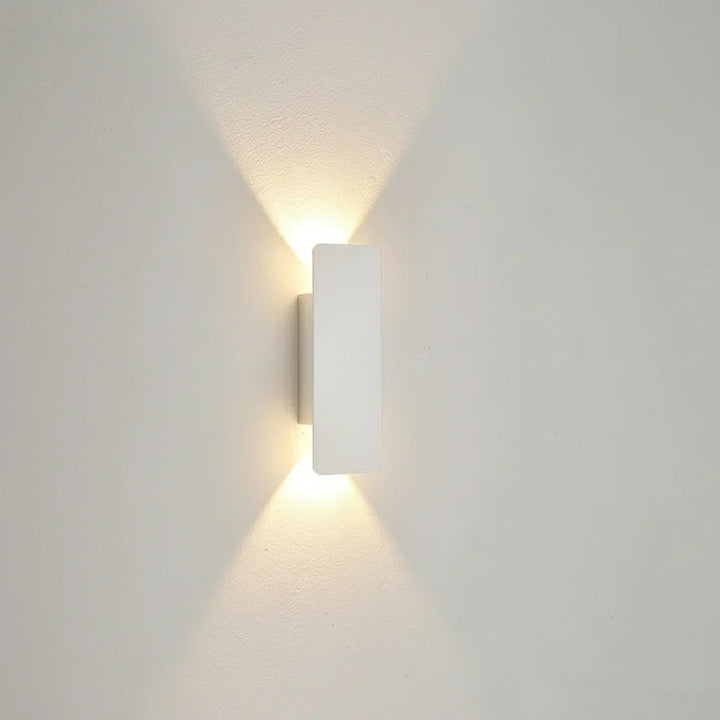 Éclairage LED mural OUTGLOW, aluminium, étanche, économie énergie, design moderne pour intérieur/extérieur.