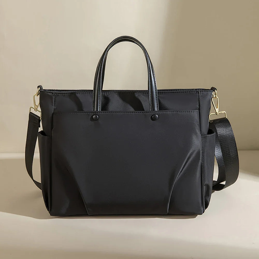 Sac bandoulière femme noir élégant en nylon Oxford déperlant. Grand format, parfait pour étudiante ou loisirs.