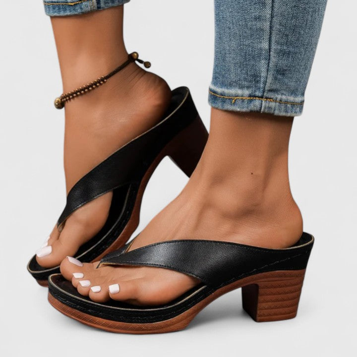 Paire de talons orthopédiques femmes, couleur chic, conçue pour un confort maximal et une élégance intemporelle.
