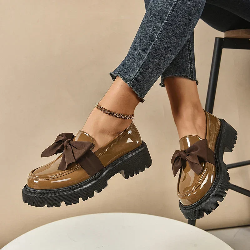 Tendance et confort: Chaussures plateforme Garisa femme. Nœud papillon raffiné et élégant.