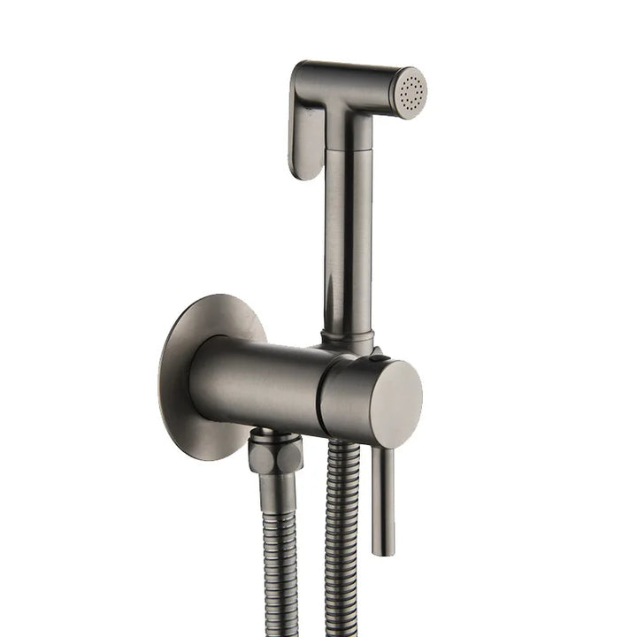 Douchette bidet murale en laiton massif, régulation température précise, durabilité et confort.