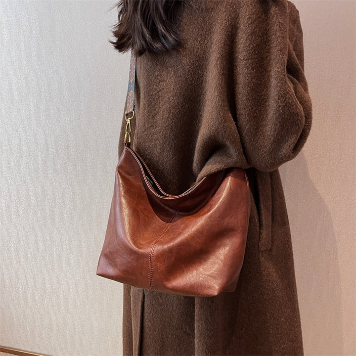 Sac à main vegan chic en PU, bandoulière réglable, parfait pour femme soucieuse de mode éthique.
