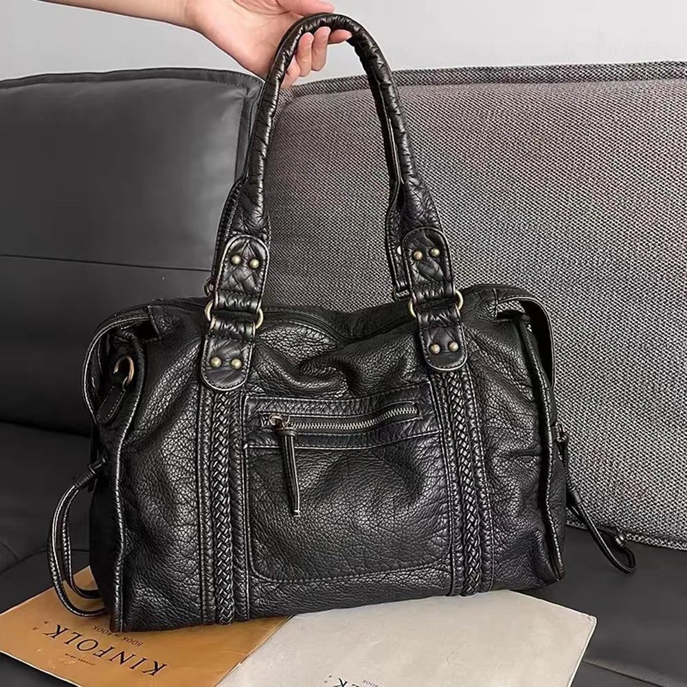 Élégant sac cabas femme noir en similicuir, style vintage pour vos essentiels quotidiens.