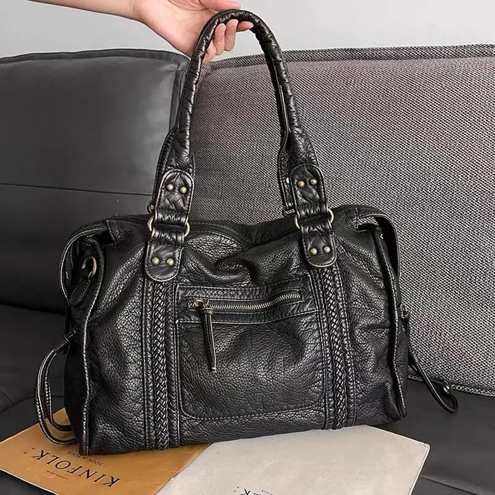 Élégant sac cabas femme noir en similicuir, style vintage pour vos essentiels quotidiens.