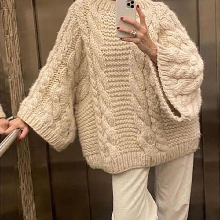 Pull ample femme en tricot doux et chaud. Style oversize élégant pour les journées d'automne-hiver.