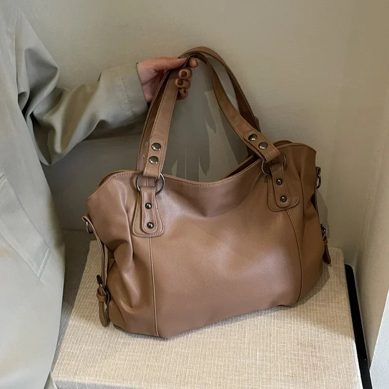 Sac femme en cuir souple, grand format, élégant et pratique, un indispensable pour chaque garde-robe.