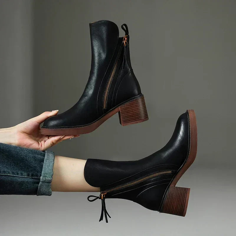 Bottines femme Kailani noires, élégantes et intemporelles. Confort absolu pour un style chic au quotidien.