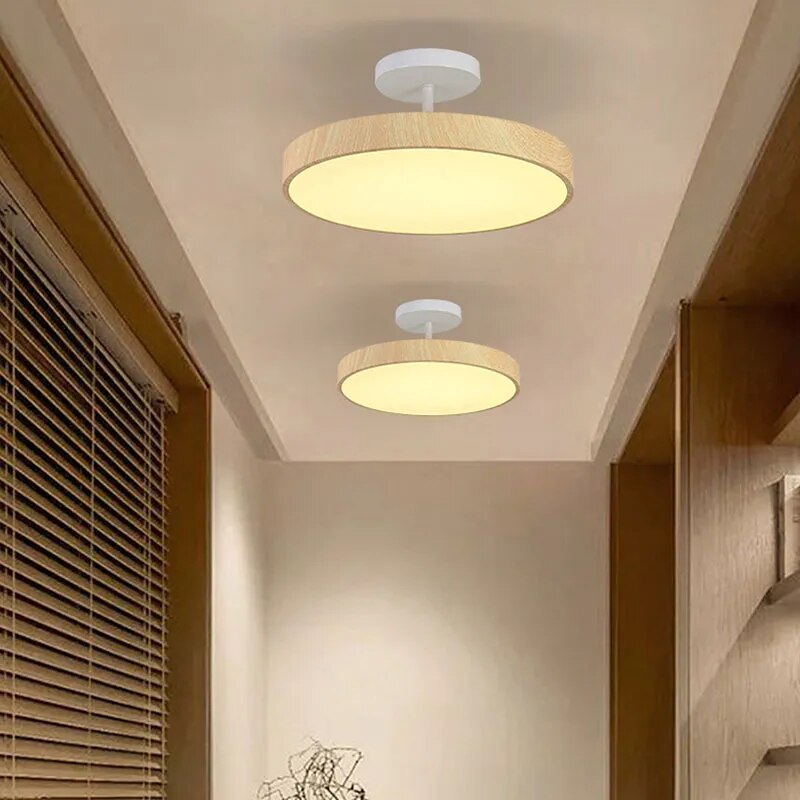 Lampe Fjell de plafond, style scandinave revisité, bois élégant et détails dorés raffinés.