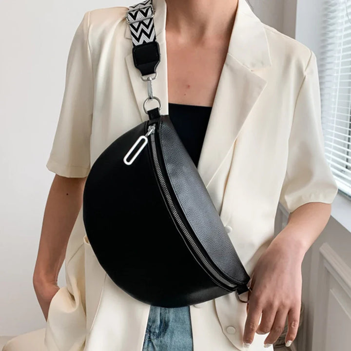 Sac banane femme noir grand format en similicuir élégant, un accessoire de mode pratique et organisé.