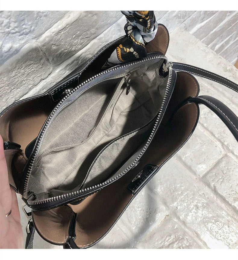 Sac à main de luxe pour femme, en cuir végétalien, design épuré et compact, idéal pour un usage quotidien.