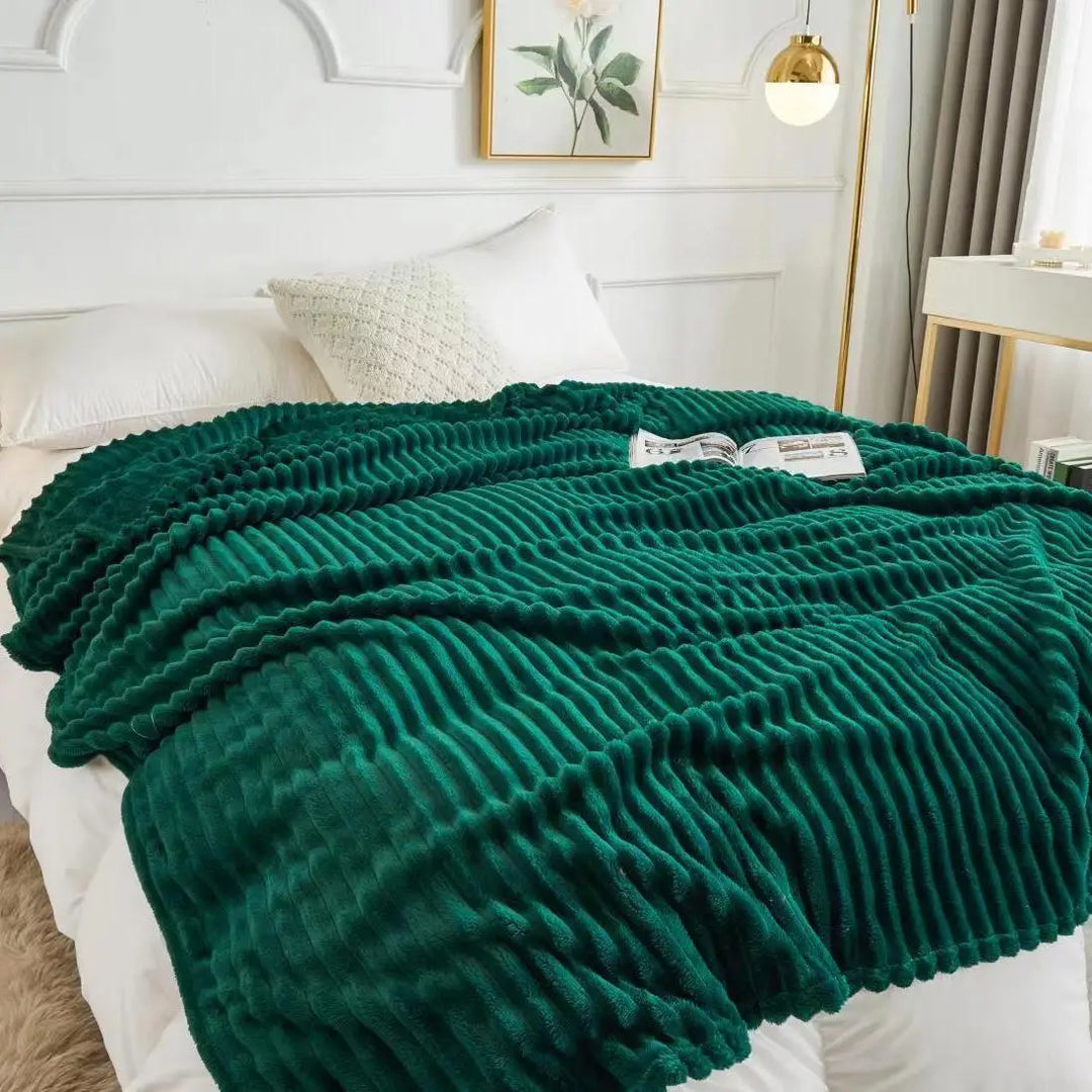 Couverture chaude et douillette LuxeCocoon, parfaite pour les soirées d'hiver cocooning.