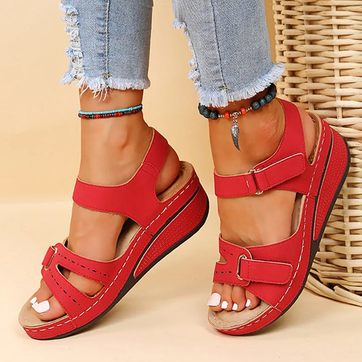Chaussures d'été GraceStep: sandales compensées ajustables en cuir synthétique, légères et stylées.