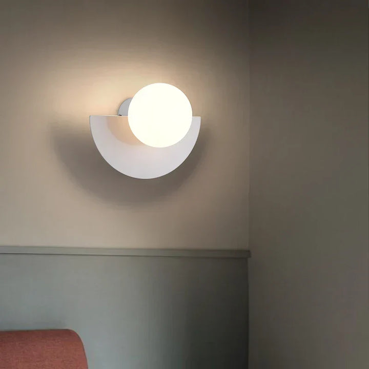 Applique murale LED contemporaine, design demi-cercle, idéale pour ambiance salon ou chambre.