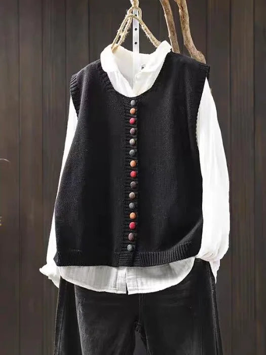 Femme en cardigan élégant col rond. Confort fluide, idéal mode automne-hiver décontractée.