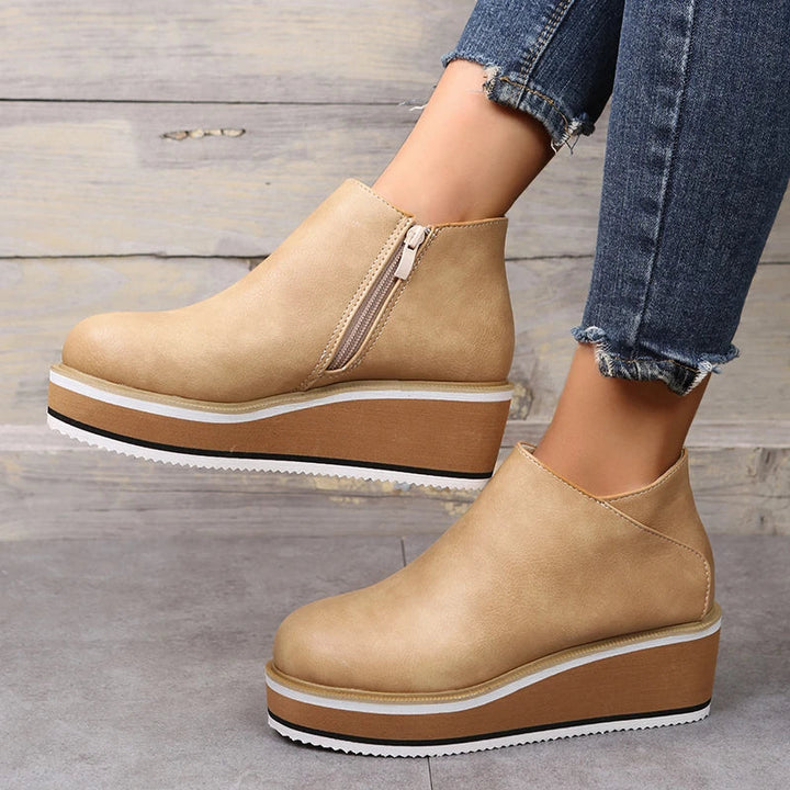 Femme en bottes Leony confortables. Look mode automne-hiver, alliant élégance et tendance.