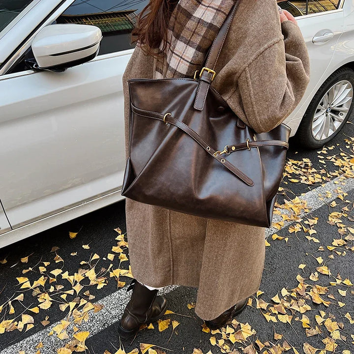 Cabas femme chic en similicuir, grand volume pour cours, lycée ou fac. Sac épaule moderne et spacieux.