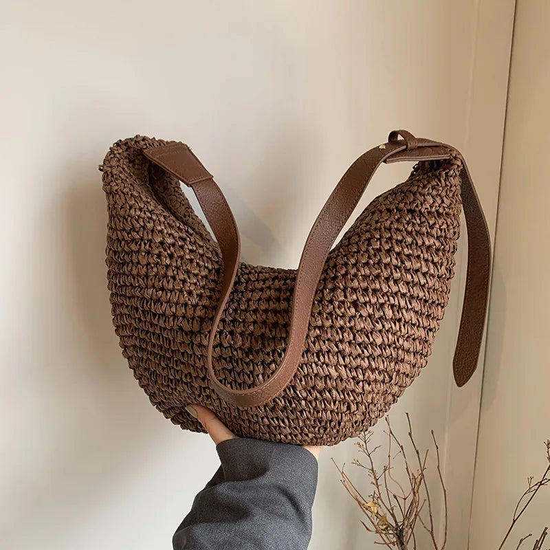 Tendance été : sac banane femme en paille, accessoire mode bohème chic pour toutes occasions.