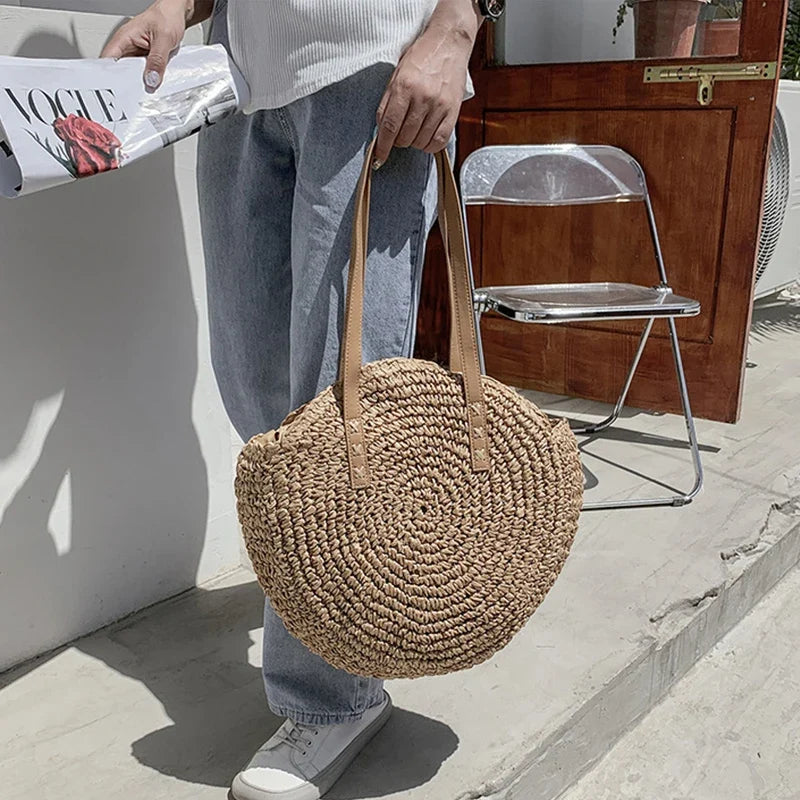 Sac de plage grand format en paille, léger et chic, accessoire essentiel pour l'été et les femmes.