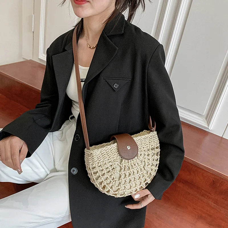 Léger sac bandoulière en paille naturelle pour femme, accessoire d'été bohème-chic, forme demi-lune.