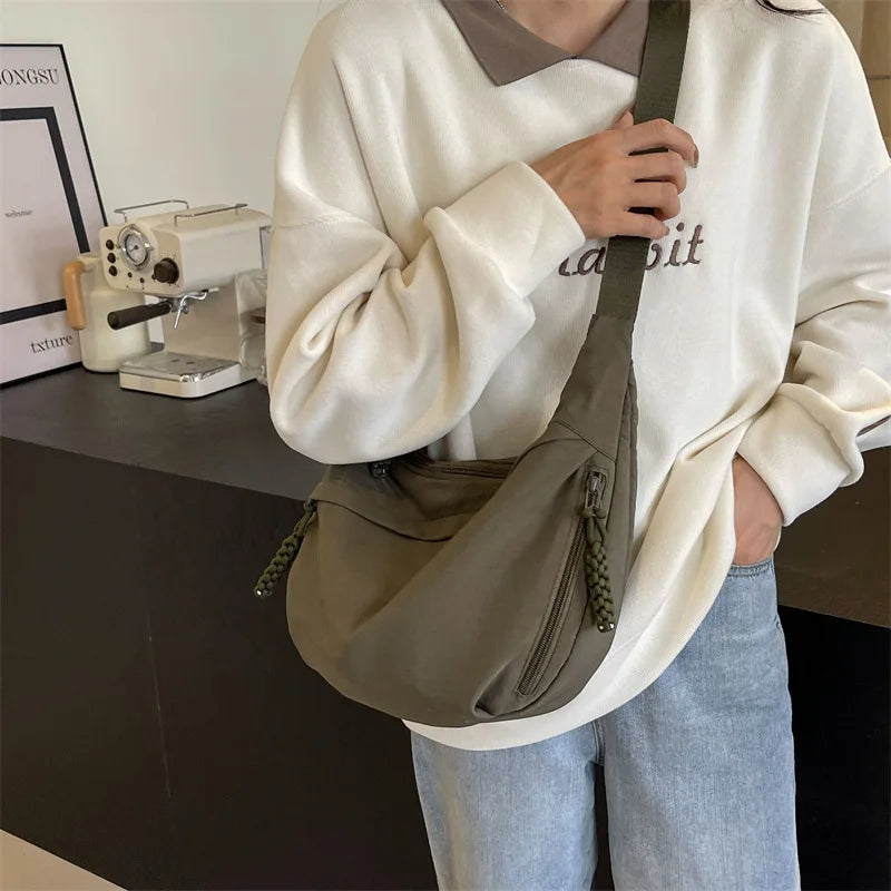 Sac banane femme oversize en nylon déperlant, idéal pour un usage quotidien et pratique.