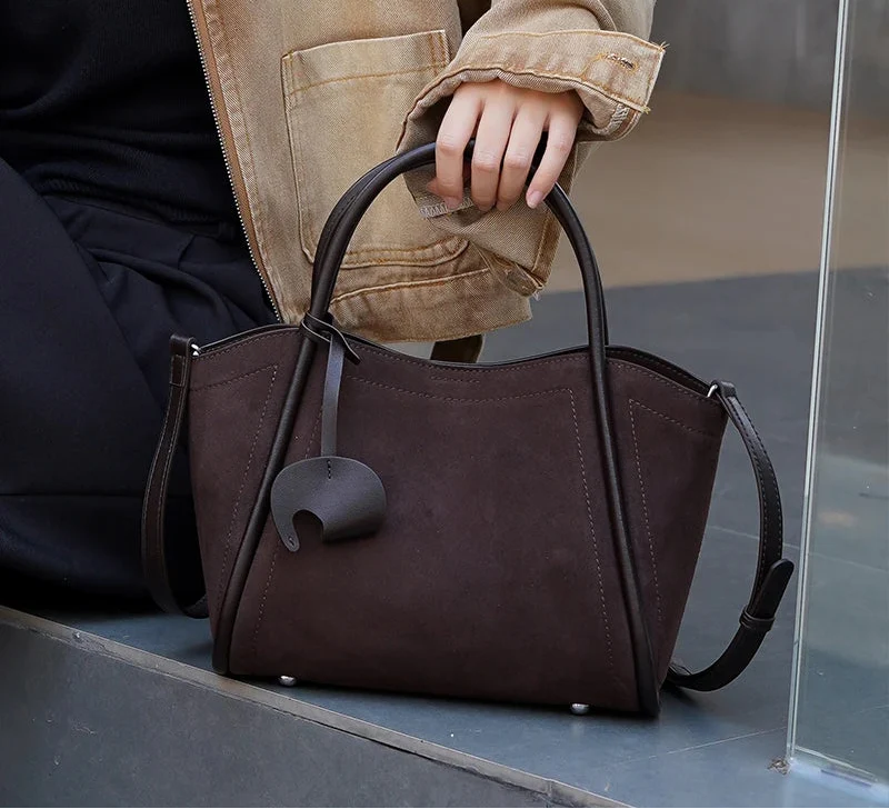 Sac à main cabas raffiné en daim pour femme, un accessoire de mode élégant et intemporel pour la maroquinerie.