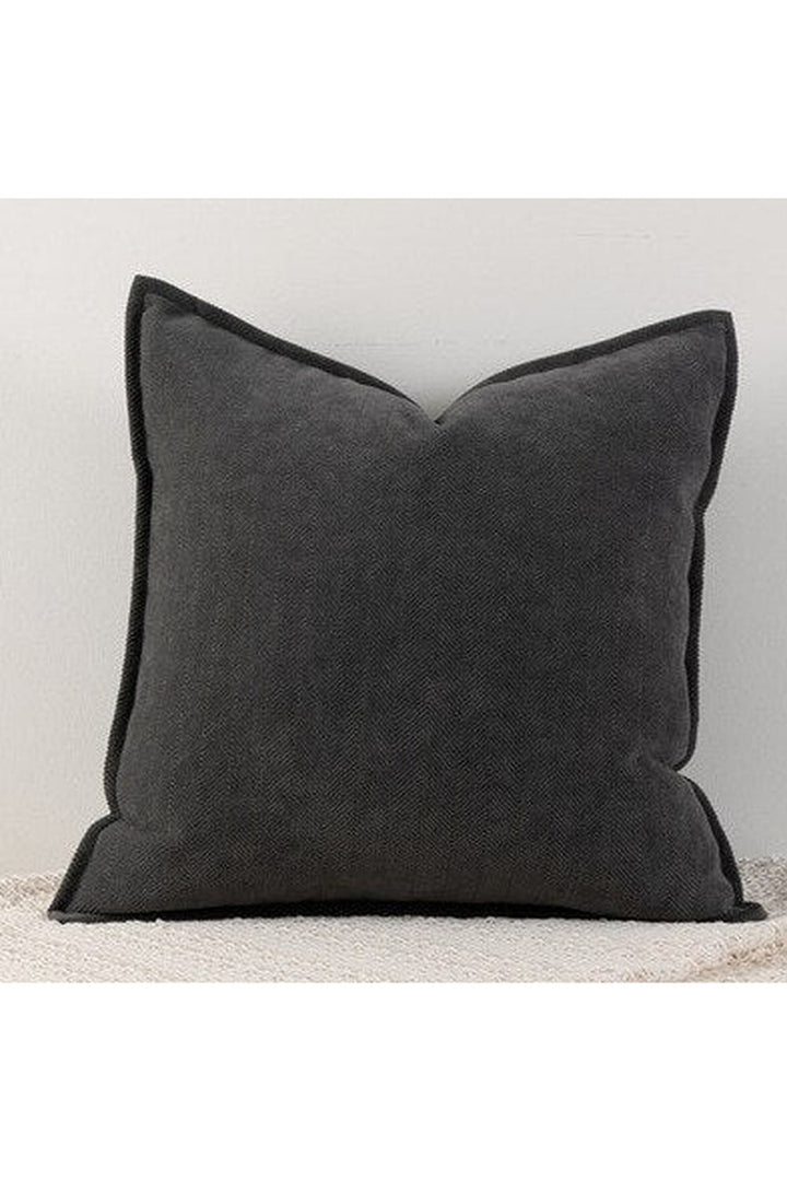 Housse de coussin carré, design élégant pour canapé, complète la décoration du salon.