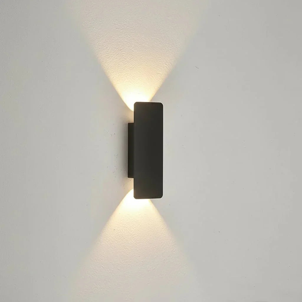 Applique murale LED OUTGLOW design, facile à installer, étanche, pour extérieur ou intérieur stylé.