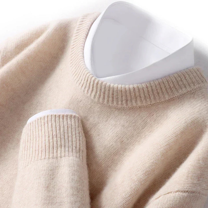Pull homme en maille mérinos unie, style élégant et polyvalent pour toute occasion hivernale.