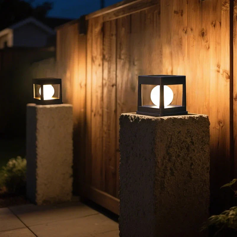 Éclairage solaire LED de jardin, idéal pour terrasse ou clôture. Installation facile et rapide.