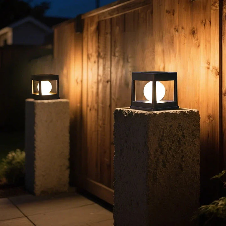 Éclairage solaire LED de jardin, idéal pour terrasse ou clôture. Installation facile et rapide.