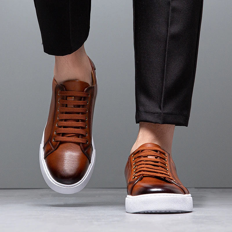 Vue latérale de sneakers confortables hommes, design épuré, idéales pour la marche et le bien-être quotidien.