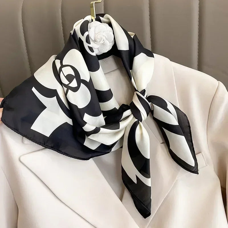 Châle en satin imprimé, un accessoire tendance pour femme, cheveux et sacs.