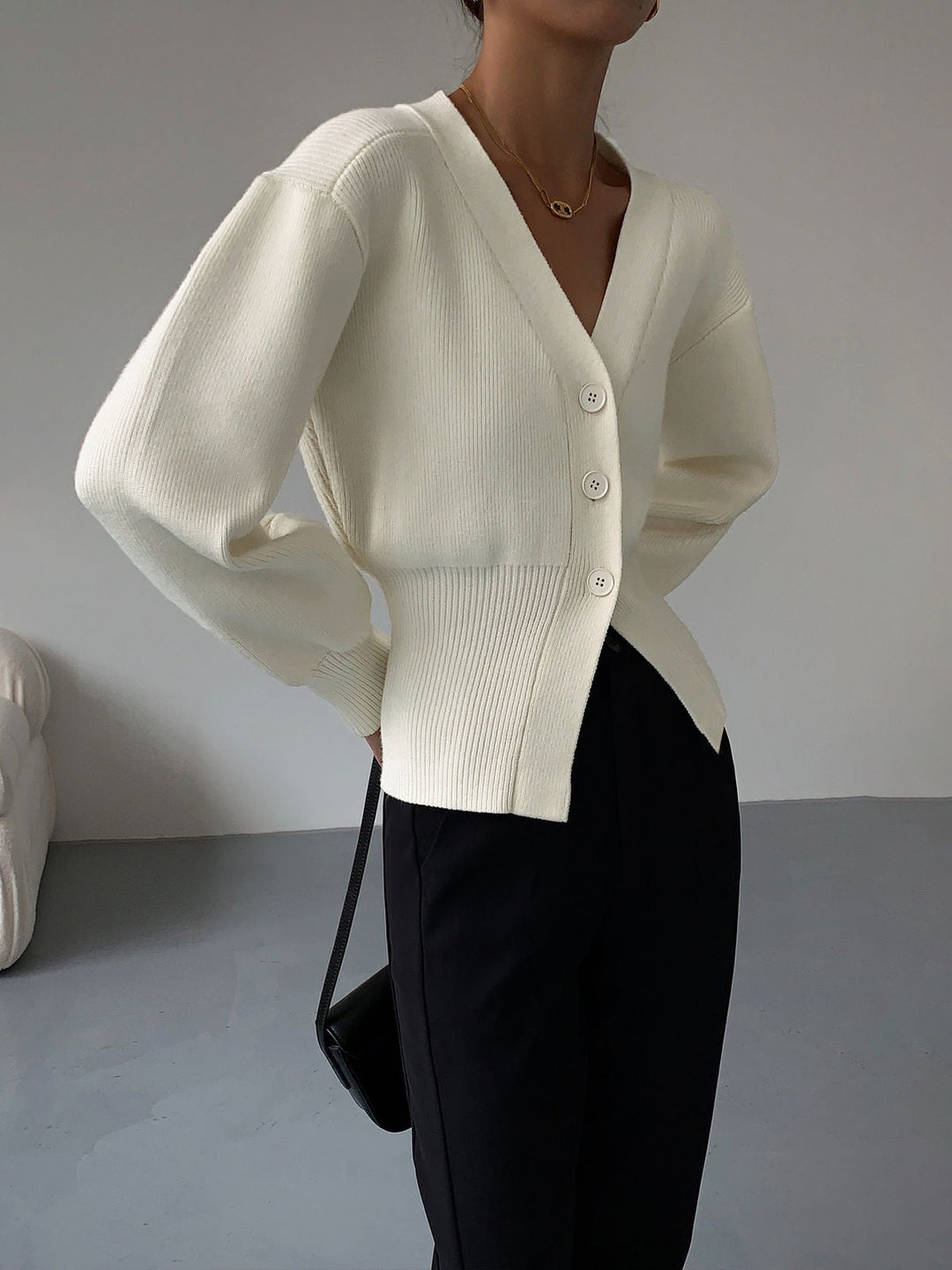 Vêtement femme: cardigan pull col V, élégant et polyvalent, parfait pour la mode automne-hiver féminine.