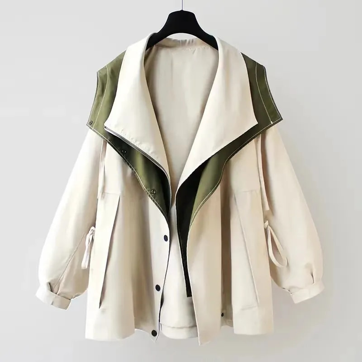 Veste de printemps femme 3-en-1 en pleine nature. Imperméable, coupe-vent et tendance pour vos aventures extérieures.