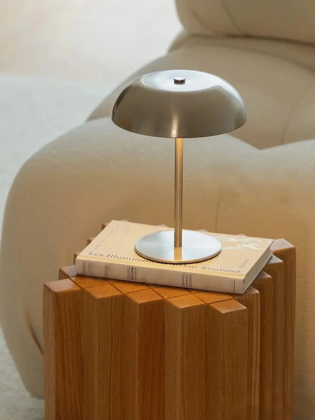Lampe champignon LED portable et rechargeable, design épuré, éclairage d'ambiance pour intérieur.