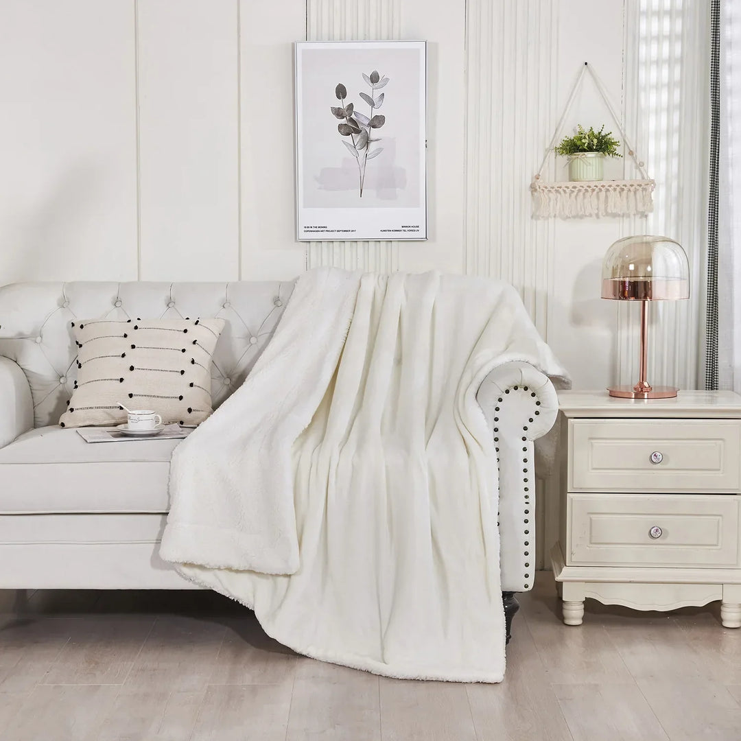 Chaleur enveloppante avec cette couverture sherpa réversible, plaid doux pour toutes les saisons.